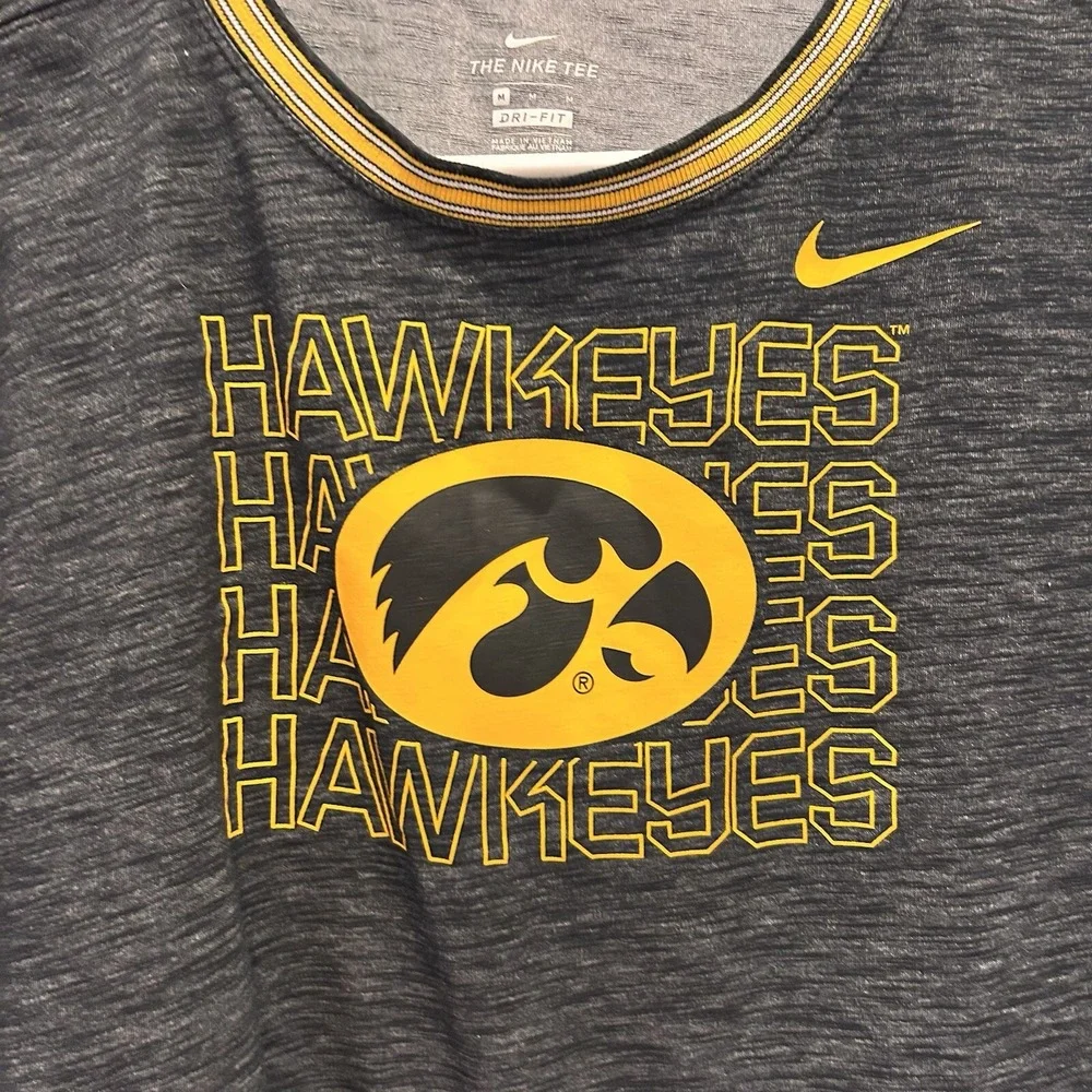Nike Iowa Hawkeyes Womens Medium Black Dri-FIT Cropped Graphic T-Shirt NCAA